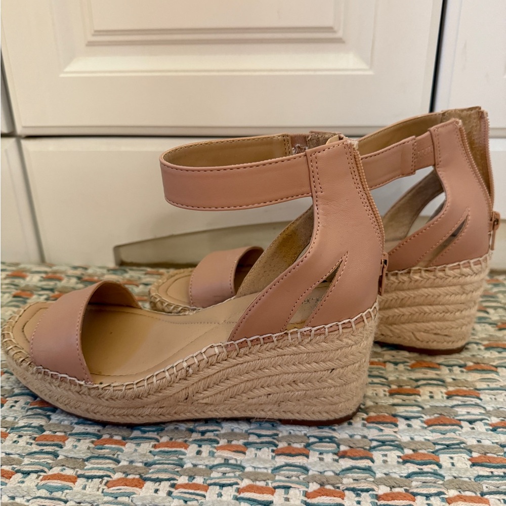 Chic Tan Wedge Sandals